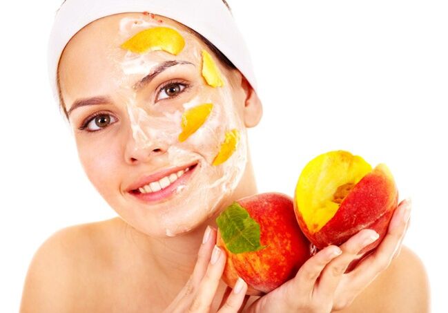 Ovocná maska ​​je skvelý spôsob, ako vybieliť, vyživiť a omladiť pokožku tváre. 