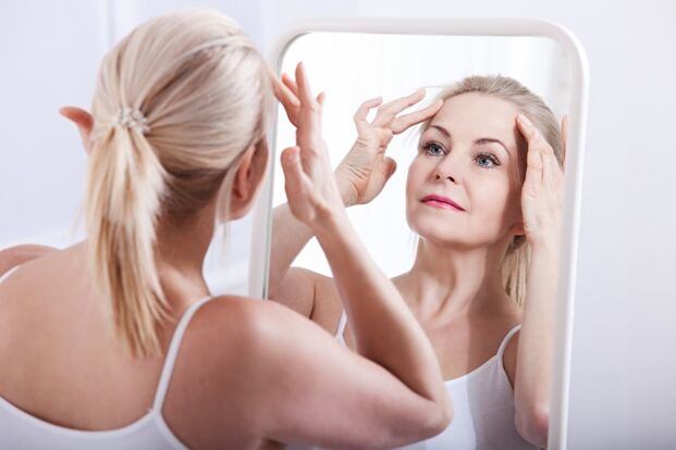 Žena si všimla zmeny súvisiace s vekom na pokožke tváre